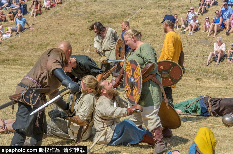 再現維京時代盛況 瑞典民眾身著古代服飾表演似穿越