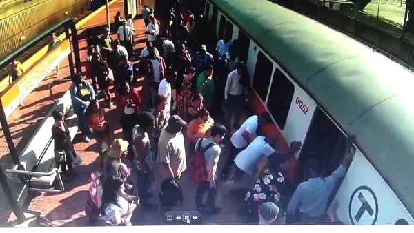 美國女子腿卡站臺(tái),哭求別叫救護(hù)車,美國醫(yī)療費(fèi)到底有多貴?