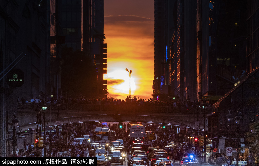 美國紐約再現曼哈頓懸日 街頭擁堵水泄不通