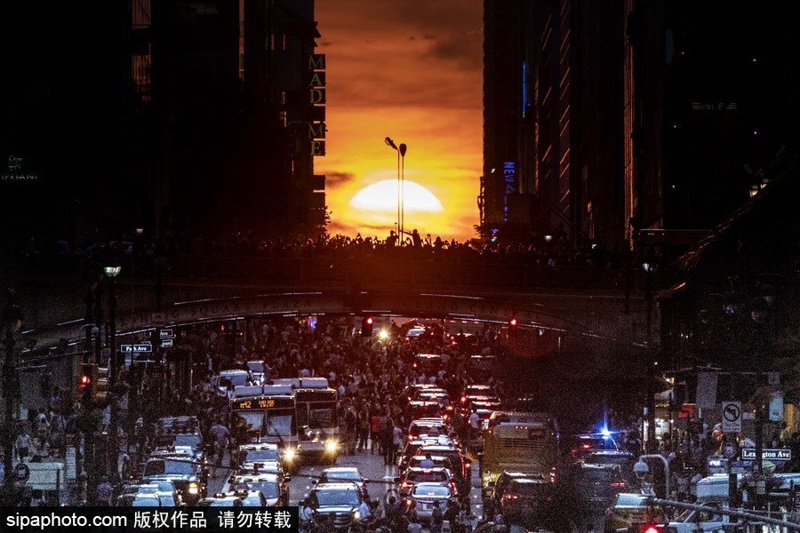 美國(guó)紐約再現(xiàn)曼哈頓懸日 街頭擁堵水泄不通