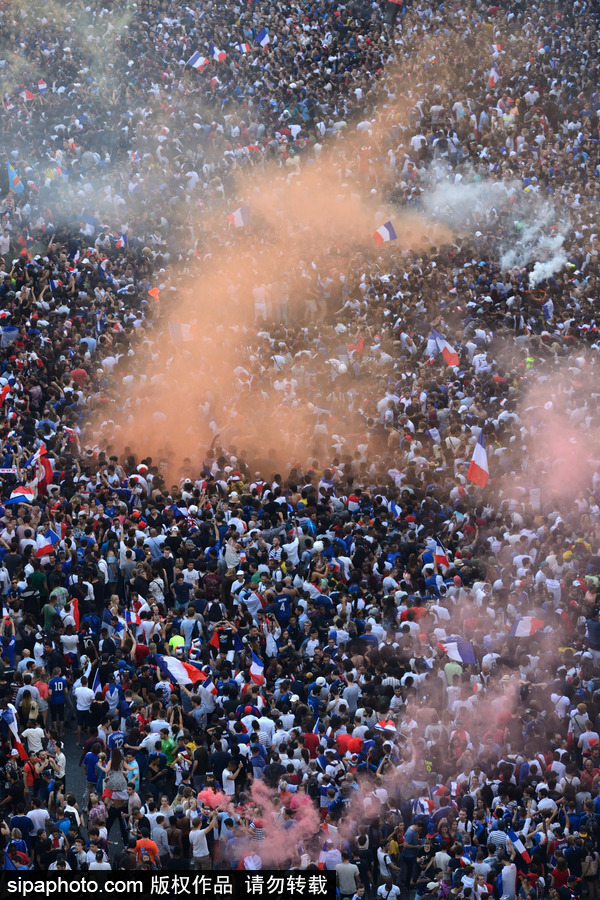 法國(guó)奪得世界杯冠軍 俯瞰巴黎香榭麗舍大道擠滿球迷熱烈壯觀