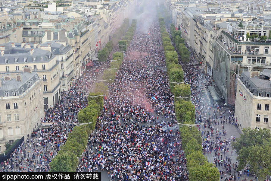 法國(guó)奪得世界杯冠軍 俯瞰巴黎香榭麗舍大道擠滿球迷熱烈壯觀