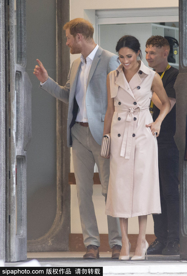 英國哈里王子夫婦亮相 梅根王妃身著無袖風衣知性干練