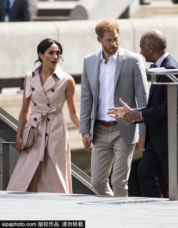 英國(guó)哈里王子夫婦亮相 梅根王妃身著無(wú)袖風(fēng)衣知性干練