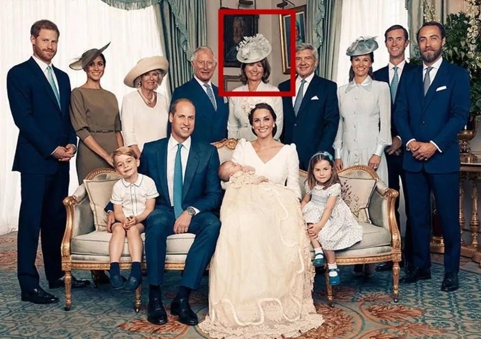 英國(guó)王室發(fā)布新版全家福,最搶鏡的還是她!