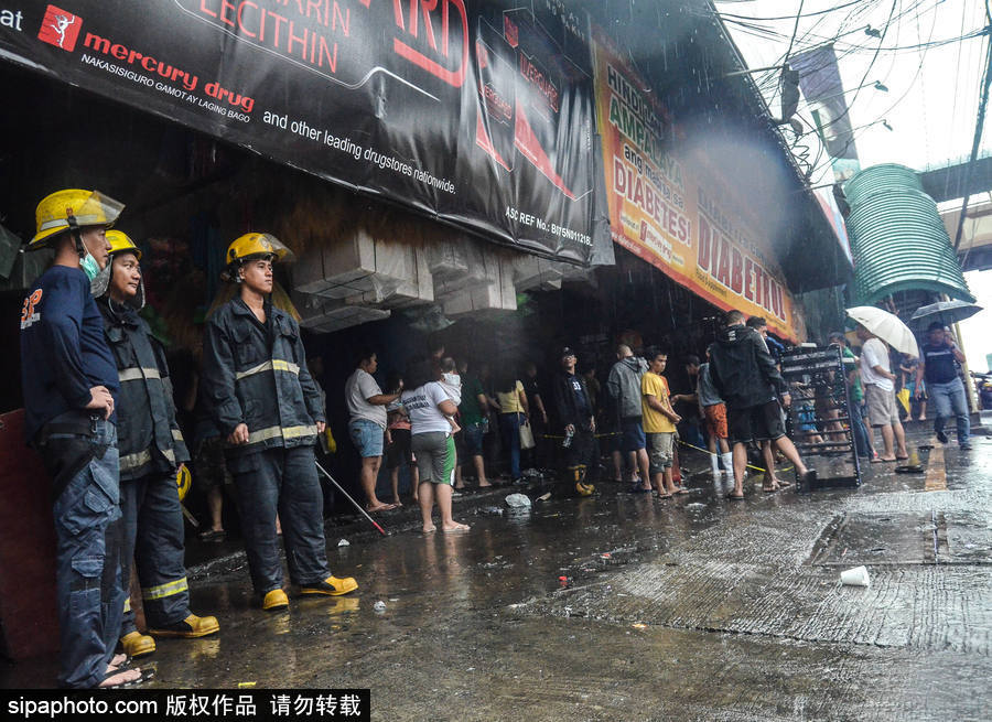 菲律賓市場火災后現(xiàn)場狼藉 市民工作生活仍在繼續(xù)