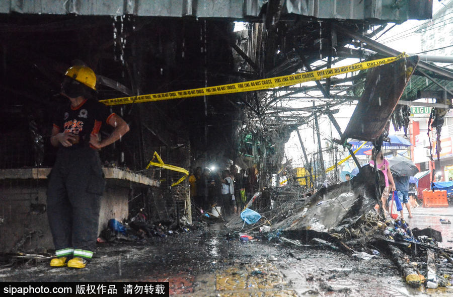 菲律賓市場火災后現場狼藉 市民工作生活仍在繼續