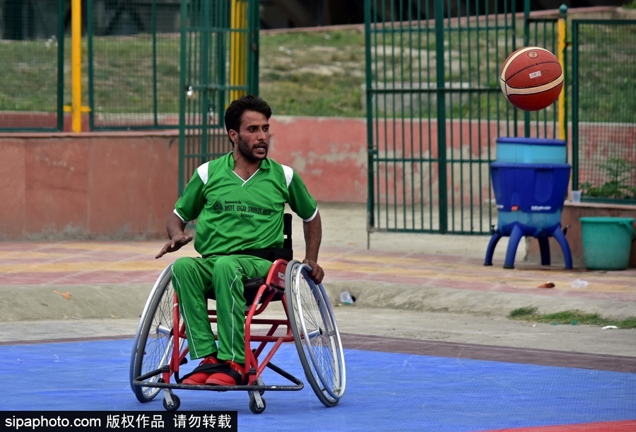 輪椅上的籃球夢(mèng) 印度斯利那加殘疾人籃球夏令營(yíng)