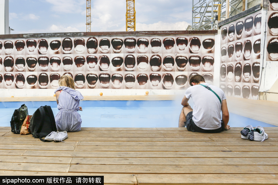 比利時(shí)布魯塞爾高溫來襲 民眾享受水氣降溫