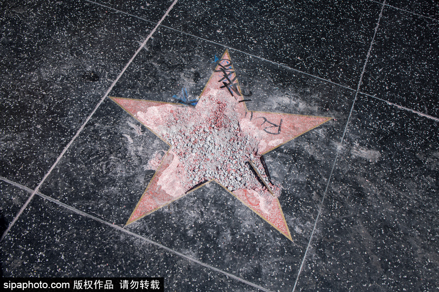 好萊塢星光大道“特朗普之星”被砸碎 民眾現(xiàn)場拍照合影
