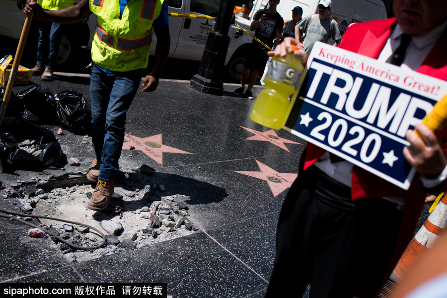 好萊塢星光大道“特朗普之星”被砸碎 民眾現場拍照合影