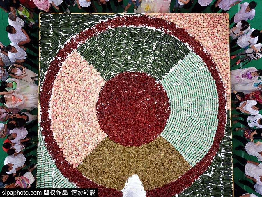 2噸重巨無霸“龍蝦啤酒拼盤”亮相 數(shù)千人分食