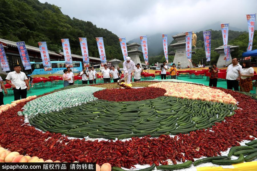 2噸重巨無(wú)霸“龍蝦啤酒拼盤(pán)”亮相 數(shù)千人分食