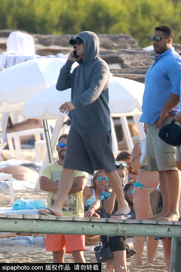 “小李子”萊昂納多與朋友海上度假 穿連帽衫戴墨鏡難掩星范