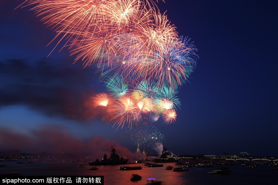 俄羅斯海軍節(jié)到來(lái) 塞瓦斯托波爾上演煙火盛宴慶祝