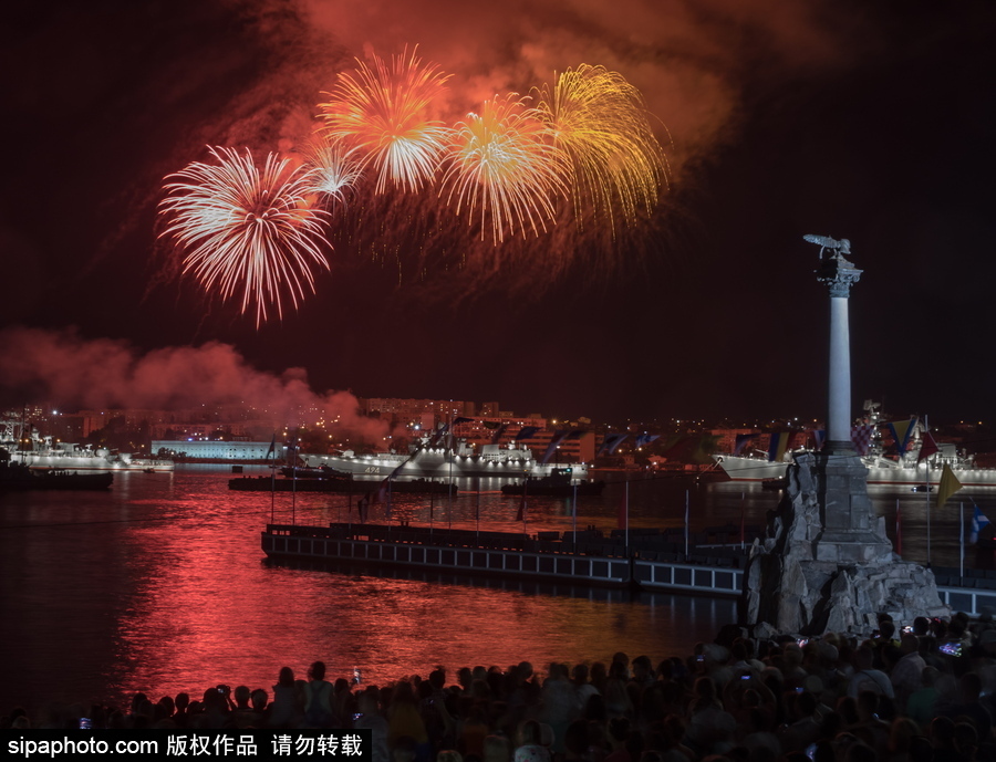 俄羅斯海軍節(jié)到來 塞瓦斯托波爾上演煙火盛宴慶祝