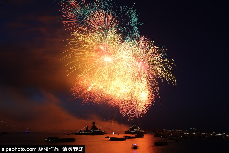 俄羅斯海軍節到來 塞瓦斯托波爾上演煙火盛宴慶祝