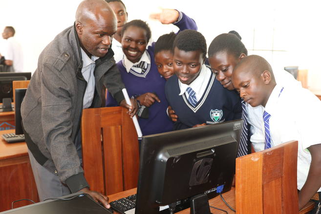 踐行社會公益 中國路橋肯尼亞辦事處援建當(dāng)?shù)厣鐓^(qū)道路、修繕校舍