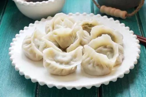 【學中文懂中國】英國小哥有點飄了,都敢和中國小姐姐比賽包餃子了!