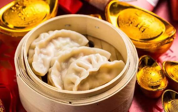 【學中文懂中國】英國小哥有點飄了,都敢和中國小姐姐比賽包餃子了!