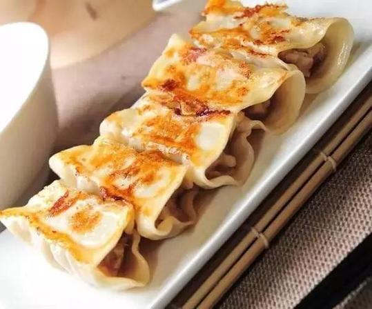 【學中文懂中國】英國小哥有點飄了,都敢和中國小姐姐比賽包餃子了!