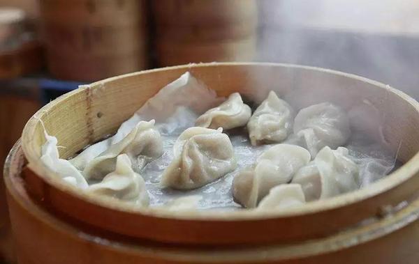 【學中文懂中國】英國小哥有點飄了,都敢和中國小姐姐比賽包餃子了!