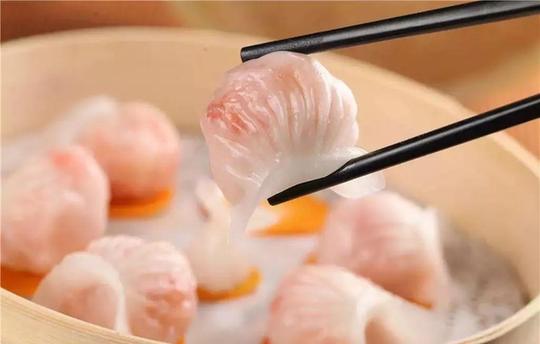 【學中文懂中國】英國小哥有點飄了,都敢和中國小姐姐比賽包餃子了!