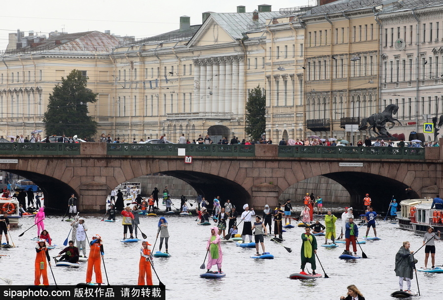 圣彼得堡上演槳板沖浪節 選手奇裝異服亮相歡樂搞笑