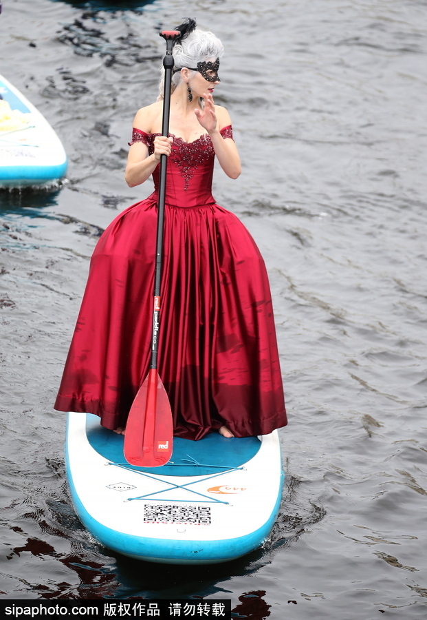 圣彼得堡上演槳板沖浪節(jié) 選手奇裝異服亮相歡樂搞笑