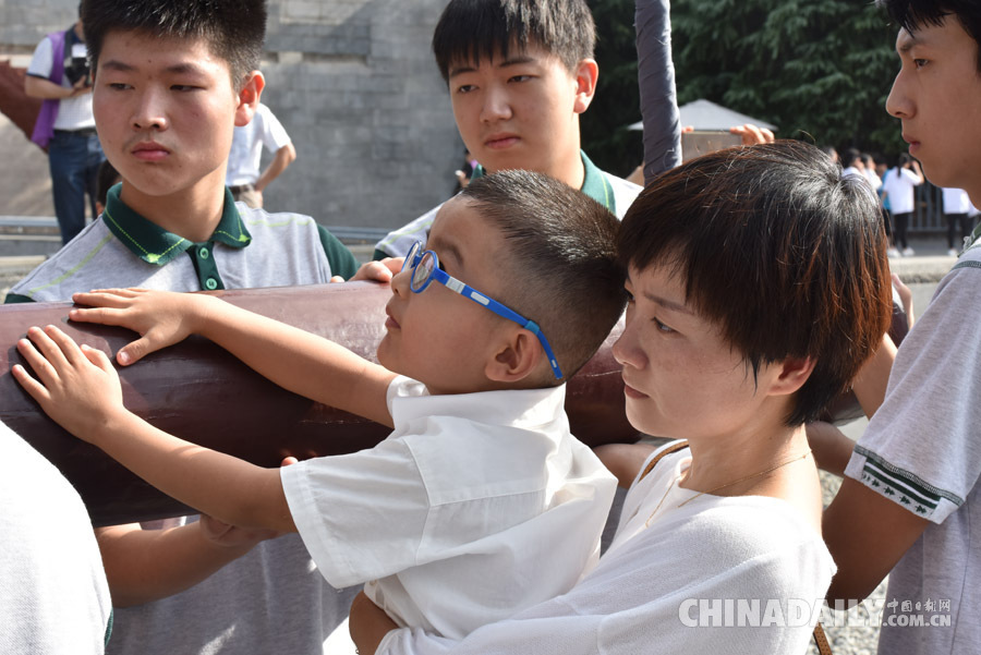 日本投降紀(jì)念日 南京舉辦“升國旗、撞響和平大鐘”活動(dòng)