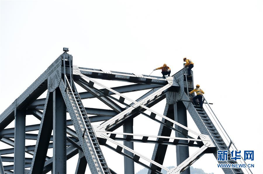 烈日下的“護橋衛士”