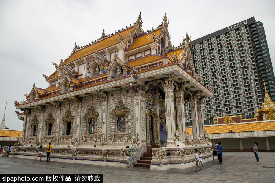 泰國曼谷一廟宇驚現超人、皮卡丘等動漫雕像 跨界裝飾創意無窮！