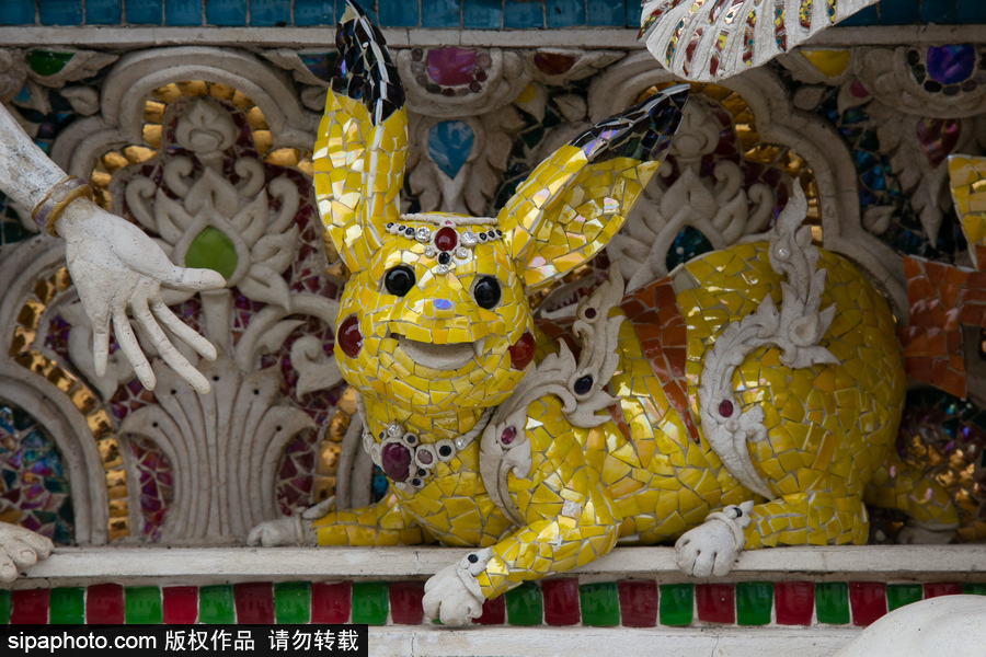 泰國曼谷一廟宇驚現超人、皮卡丘等動漫雕像 跨界裝飾創意無窮！