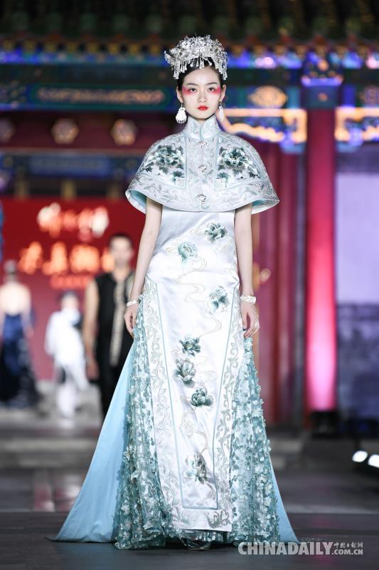 湘西用“傳統工藝+現代設計”煥發苗繡服飾活力