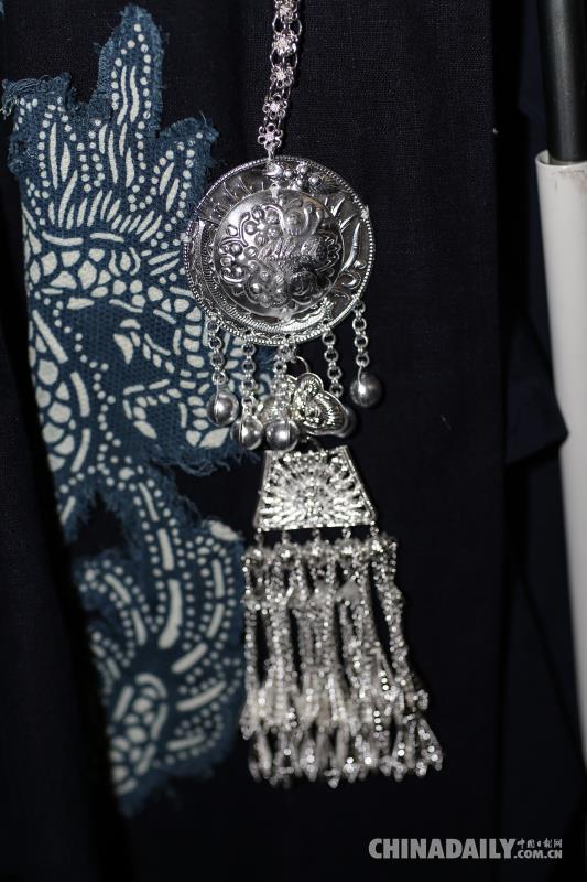 湘西用“傳統工藝+現代設計”煥發苗繡服飾活力