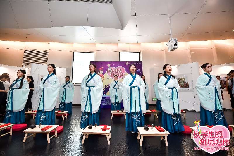 廣州地標“小蠻腰”“七夕”見證浪漫