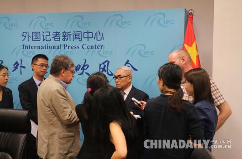 中國(guó)政府?dāng)⒗麃唵栴}特使解曉巖舉行中外媒體吹風(fēng)會(huì)