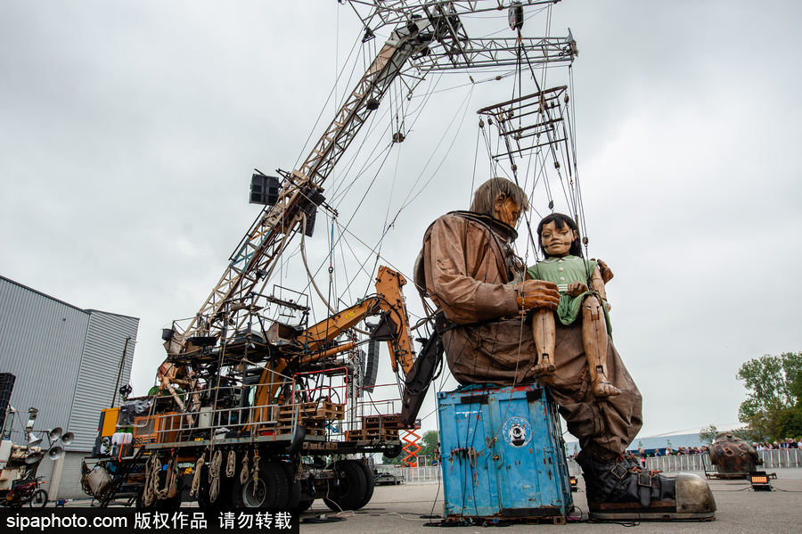 荷蘭呂伐登：巨人木偶飛現劇院門口 驚險創意表演看呆路人