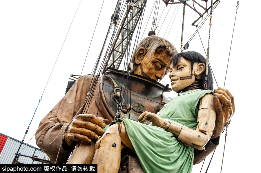 荷蘭呂伐登：巨人木偶飛現劇院門口 驚險創意表演看呆路人