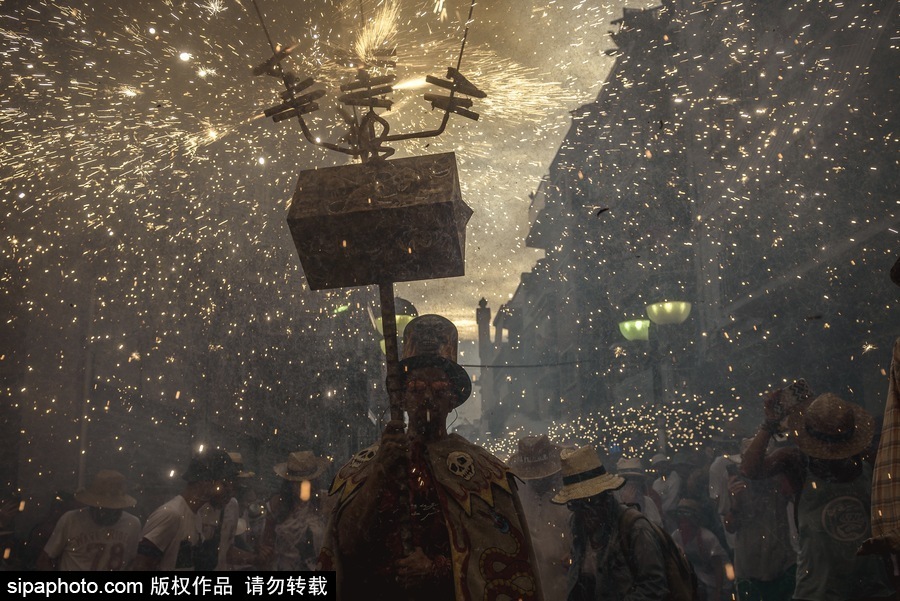 西班牙錫切斯狂歡節(jié)：創(chuàng)意煙火秀點亮夜空嗨翻全場