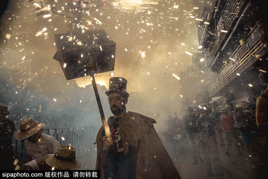 西班牙錫切斯狂歡節：創意煙火秀點亮夜空嗨翻全場
