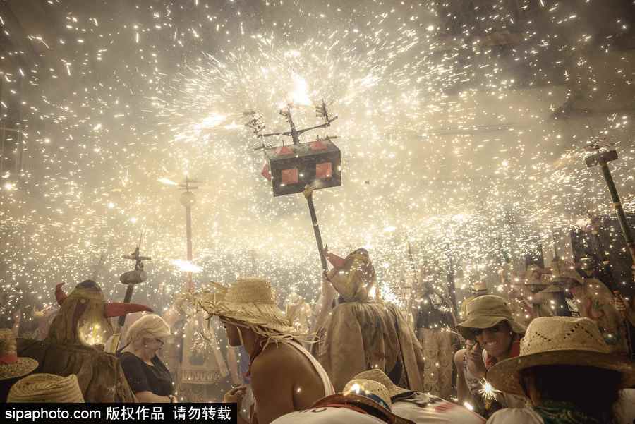 西班牙錫切斯狂歡節：創意煙火秀點亮夜空嗨翻全場