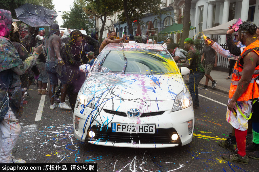 英國倫敦諾丁山狂歡節首日：肆意潑墨享受涂鴉樂趣 超100萬人參與狂歡活動