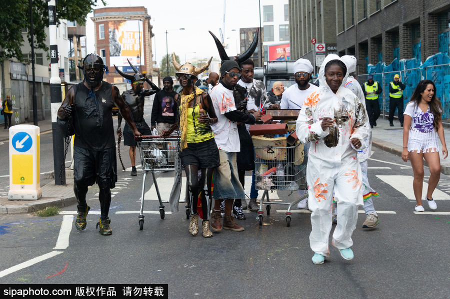 英國倫敦諾丁山狂歡節首日：肆意潑墨享受涂鴉樂趣 超100萬人參與狂歡活動