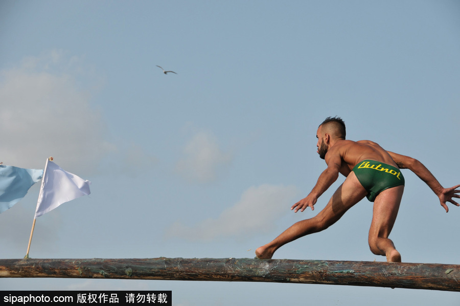 這項傳統(tǒng)比賽刺激又好玩！意大利漁民過獨木橋摘旗子五花八門落水姿勢令人捧腹