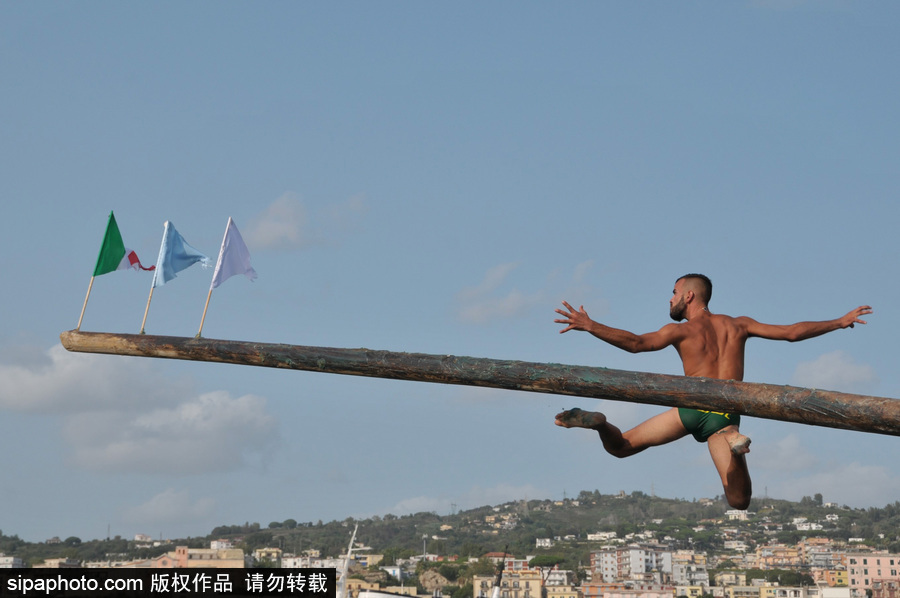 這項(xiàng)傳統(tǒng)比賽刺激又好玩！意大利漁民過(guò)獨(dú)木橋摘旗子五花八門(mén)落水姿勢(shì)令人捧腹