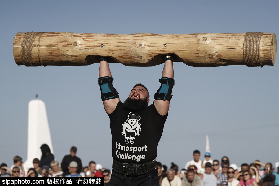 來自“戰斗民族”的力量比拼！俄羅斯坦波夫地區傳統體育比賽現場十分火熱