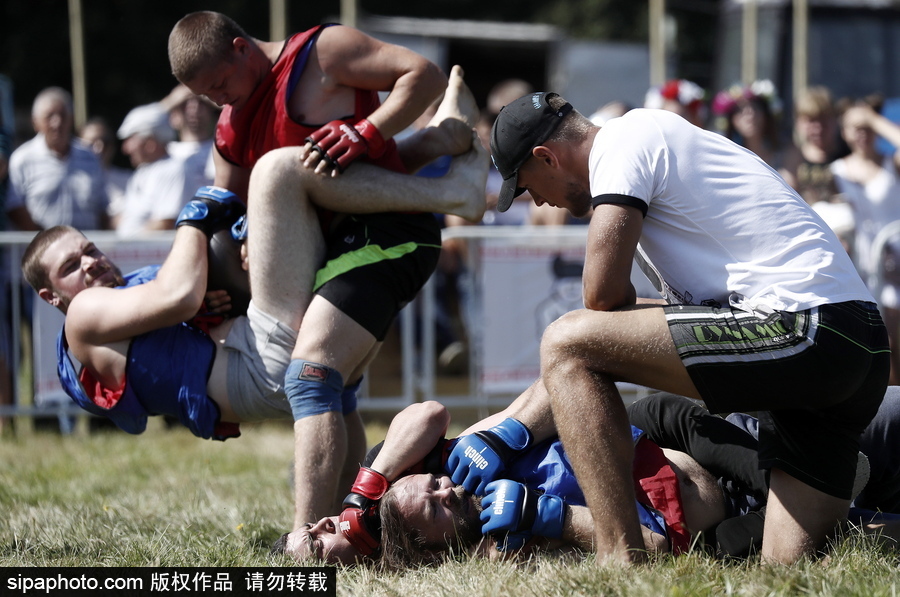 來自“戰斗民族”的力量比拼！俄羅斯坦波夫地區傳統體育比賽現場十分火熱