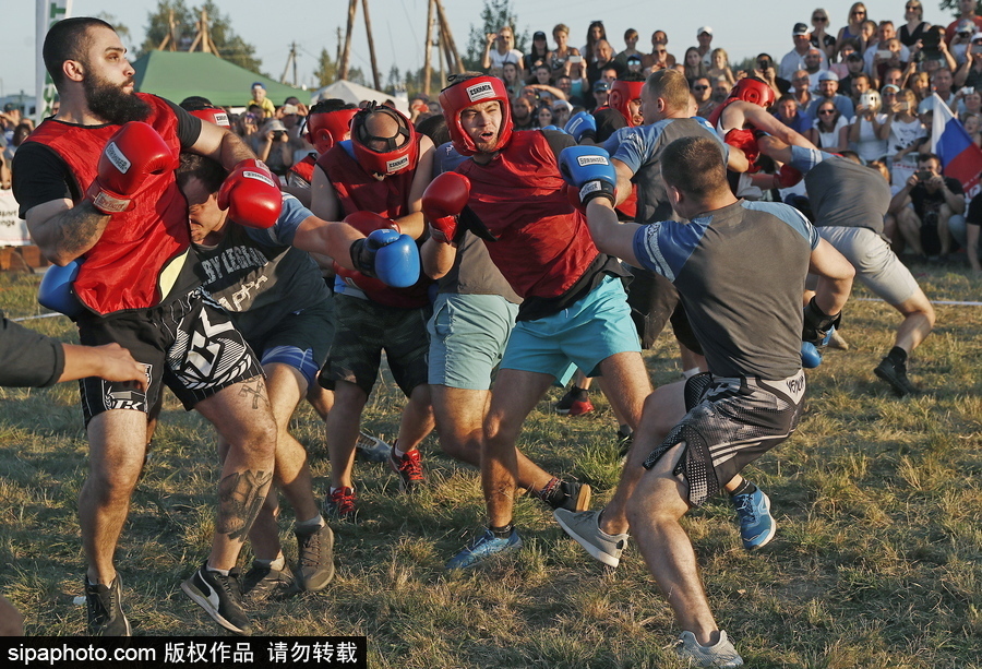 來自“戰(zhàn)斗民族”的力量比拼！俄羅斯坦波夫地區(qū)傳統(tǒng)體育比賽現(xiàn)場十分火熱