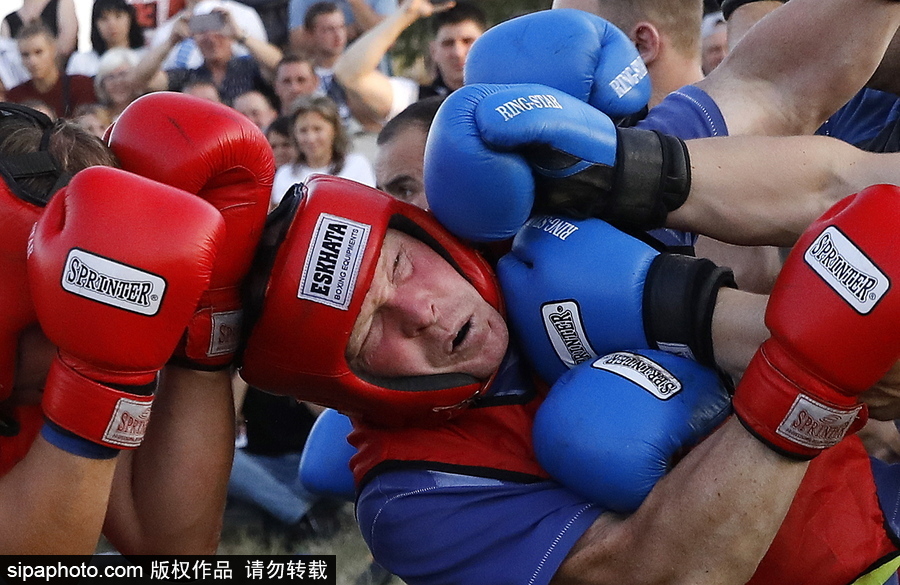 來自“戰斗民族”的力量比拼！俄羅斯坦波夫地區傳統體育比賽現場十分火熱